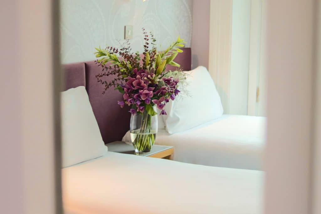 Jackson Court Hotel twin room close up view of the two single beds with flowers in the middle