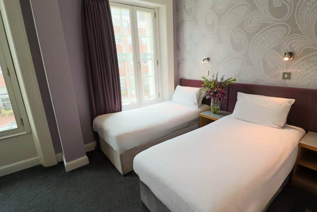 Jackson Court Hotel twin room single beds beside window