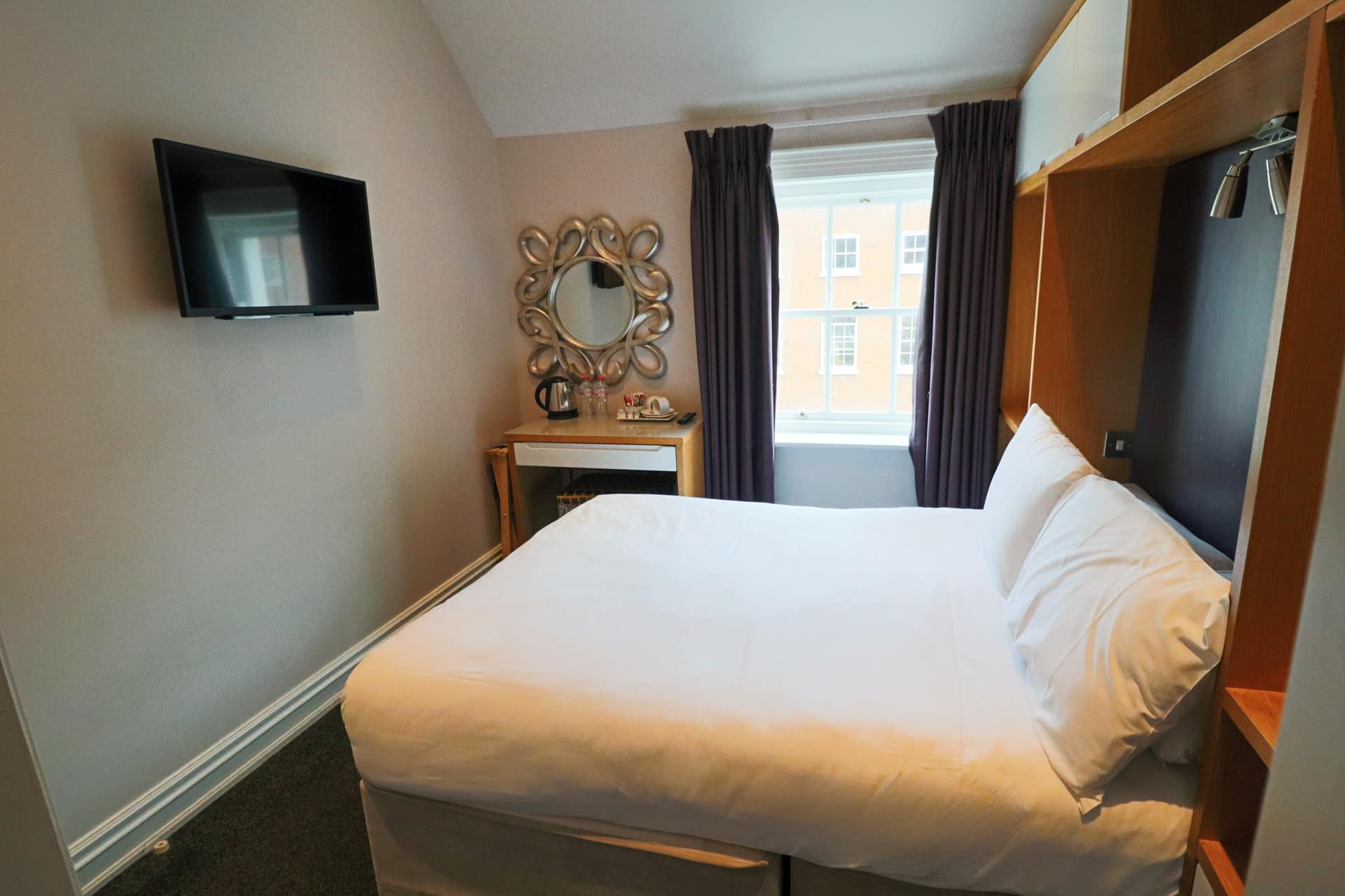 Jackson Court Hotel twin room single beds beside window